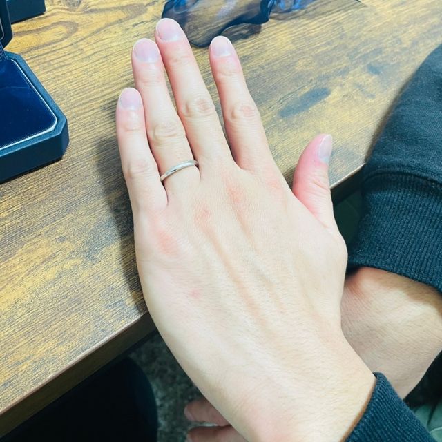 【銀座ダイヤモンドシライシの口コミ】 正面に1本斜めのラインが入っているシンプルなデザインですが、ラインの部…