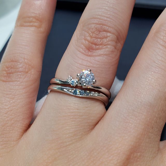 【CAFERING(カフェリング)の口コミ】 婚約指輪と結婚指輪をセットでつけることを重視したかったのでセットリン…