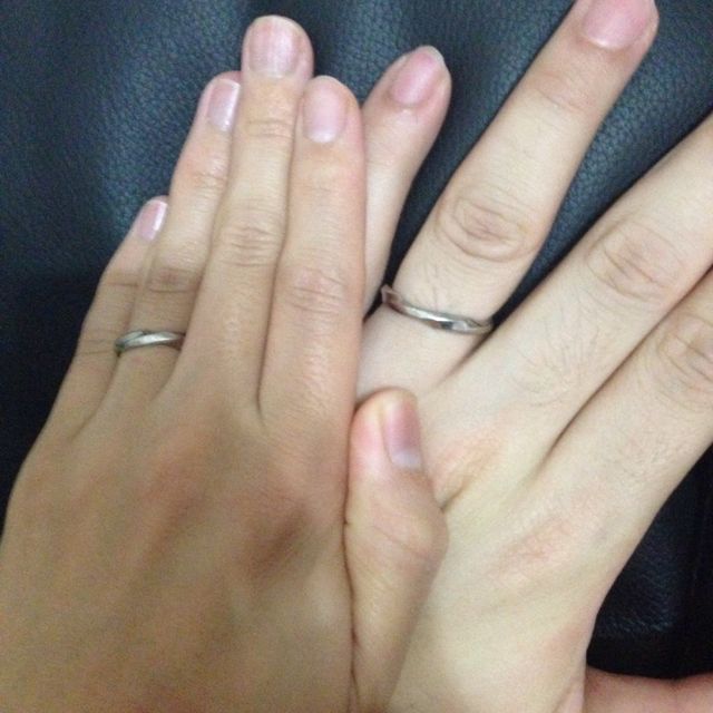 【俄(にわか)の口コミ】 一見主張しないのに、よく見るとねじれたデザインなのが気に入りました。
…