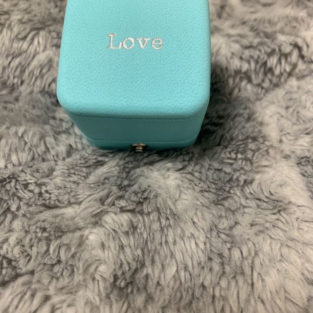 【ティファニー(Tiffany & Co.)の口コミ】 婚約指輪は憧れのティファニーと決めていました。
プロポーズ後に彼と一緒…
