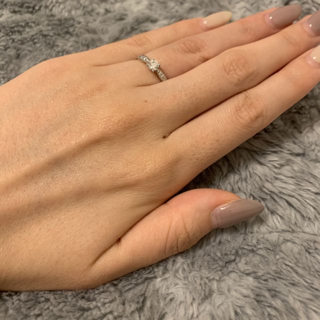 【ティファニー(Tiffany & Co.)の口コミ】 婚約指輪は憧れのティファニーと決めていました。
プロポーズ後に彼と一緒…