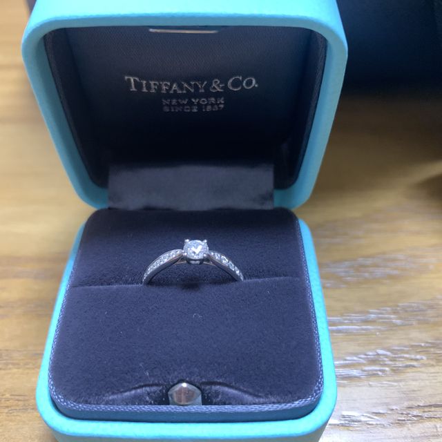 【ティファニー(Tiffany & Co.)の口コミ】 婚約指輪は憧れのティファニーと決めていました。
プロポーズ後に彼と一緒…