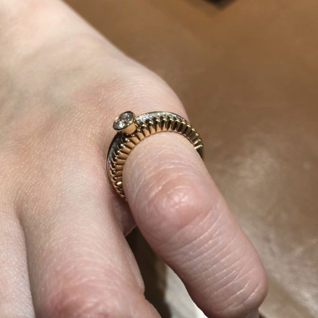 【ブシュロン(BOUCHERON)の口コミ】 １粒ダイヤ以外のデザインを探していて、イエローゴールドとホワイトゴー…