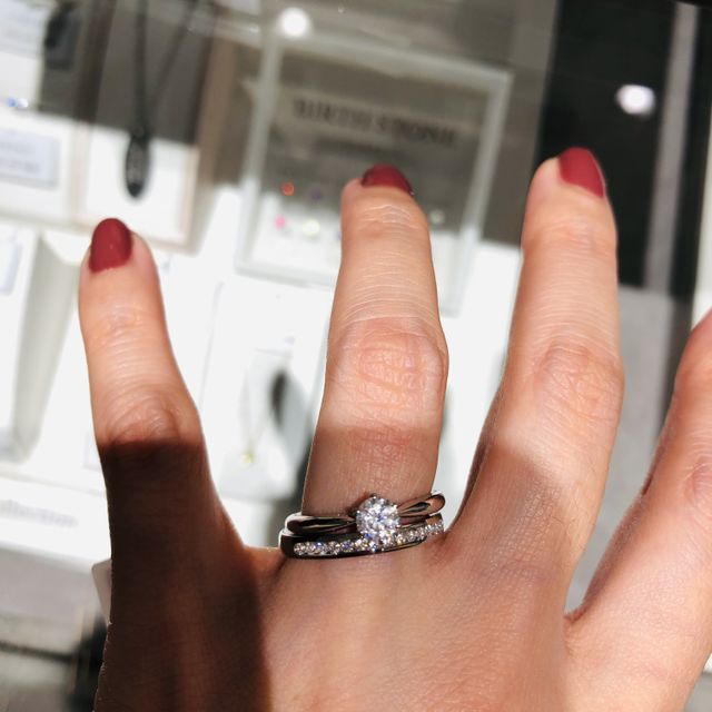 【アイプリモ(I-PRIMO)の口コミ】 婚約指輪を結婚指輪とセットで日常的に使いたいと思い、店員さんのオスス…