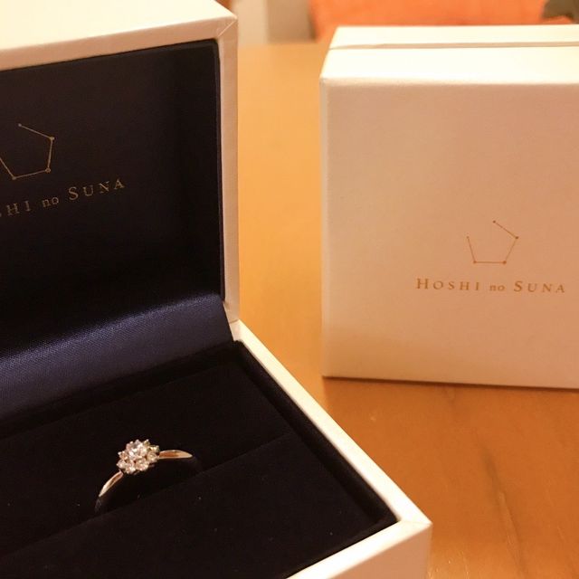 【HOSHI no SUNA 星の砂(ほしのすな)の口コミ】 大きなダイヤモンドが付いていて王道の婚約指輪のデザインにも関わらず、…