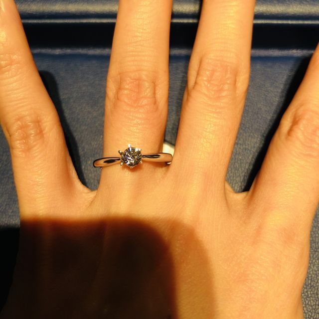 【銀座ダイヤモンドシライシの口コミ】 中央に向かって細くなっているデザインで、小さい手の私でもキレイにみえ…