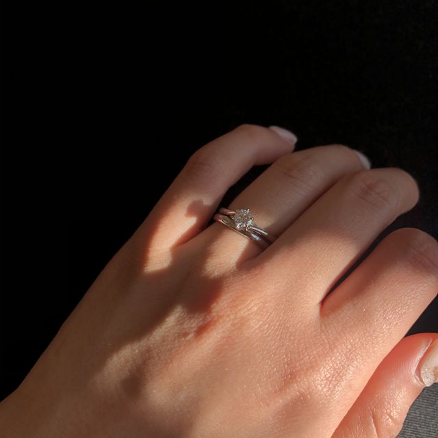 【銀座ダイヤモンドシライシの口コミ】 ずっと付けるものなので、飽きが来ず、どんな服装にも合うようにシンプル…