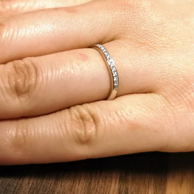 【GALA JEWELRY(ガラジュエリー)の口コミ】 綺麗な輝きのハーフエタニティリングであり、予算の範囲内であったのが決…