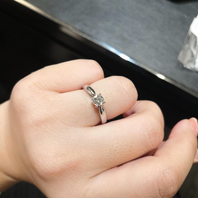 【ヴァン クリーフ＆アーペル(Van Cleef & Arpels)の口コミ】 もともと、センターダイヤは小さくてもいいからリング部分にもメレダイヤ…