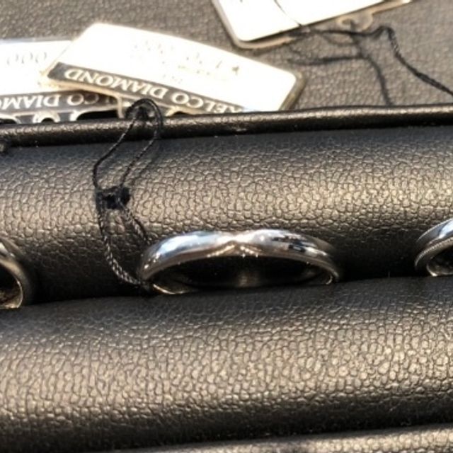 【エクセルコダイヤモンド(EXELCO DIAMOND)の口コミ】 素材はプラチナで、縁全体にミル打ちと呼ばれる加工を施してあります。
こ…