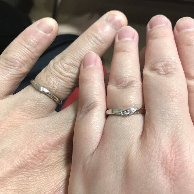 【銀座ダイヤモンドシライシの口コミ】 指輪のデザインは指が細く見えるVラインタイプです。試着した時に、夫婦と…