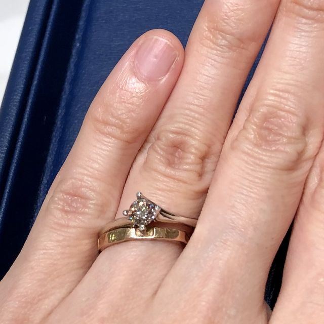 【銀座ダイヤモンドシライシの口コミ】 ダイヤモンドがきれいなので、光をたくさん取り込めるという、四本爪のリ…