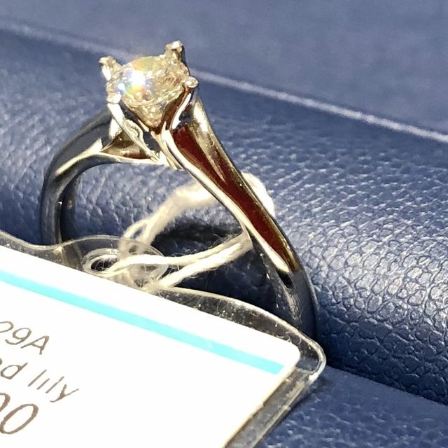 【銀座ダイヤモンドシライシの口コミ】 ダイヤモンドがきれいなので、光をたくさん取り込めるという、四本爪のリ…