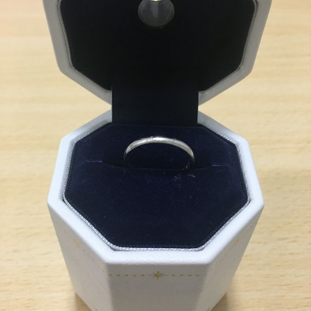 【銀座ダイヤモンドシライシの口コミ】 主人がシンプルなデザインで探していたため、特に装飾もないリングを探し…