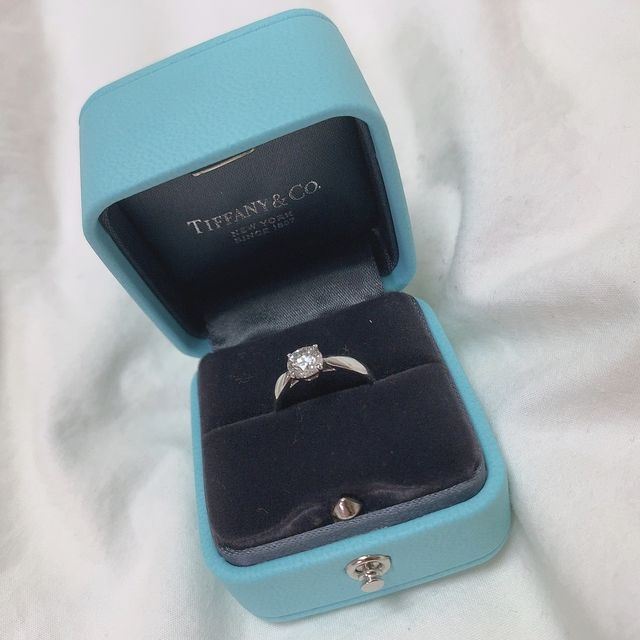 【ティファニー(Tiffany & Co.)の口コミ】 シンプルな指輪が良く、一粒ダイヤに憧れていました。元々ティファニーが…