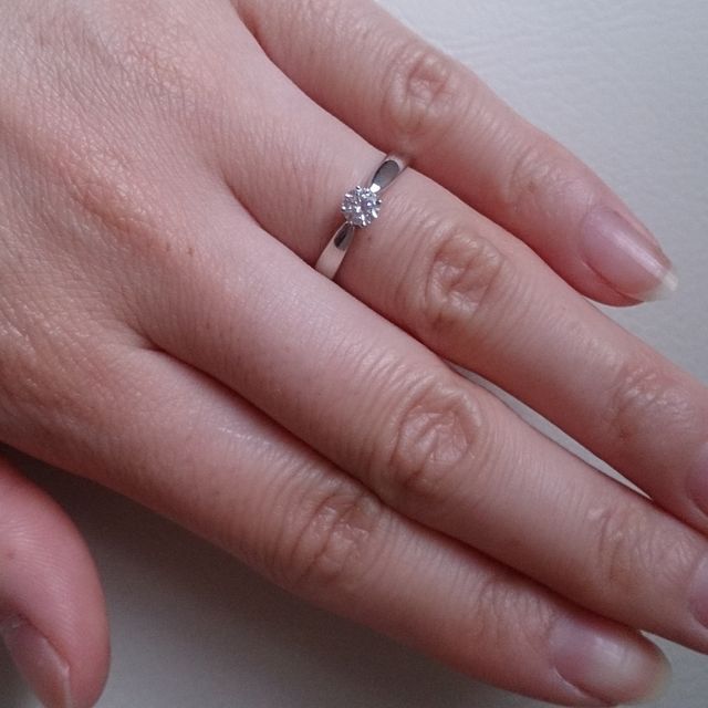 【ティファニー(Tiffany & Co.)の口コミ】 シンプルかつ王道な形の婚約指輪だと思います。指輪のデザインはリボン型…