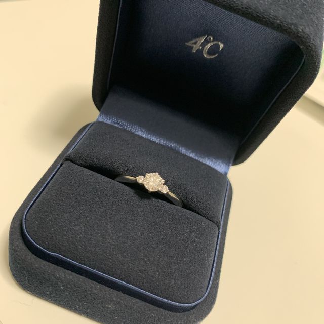 【4℃ BRIDAL(ヨンドシーブライダル)の口コミ】 実際に沢山の指輪を試着して決めました！
指の形や太さ色によって、似合う…