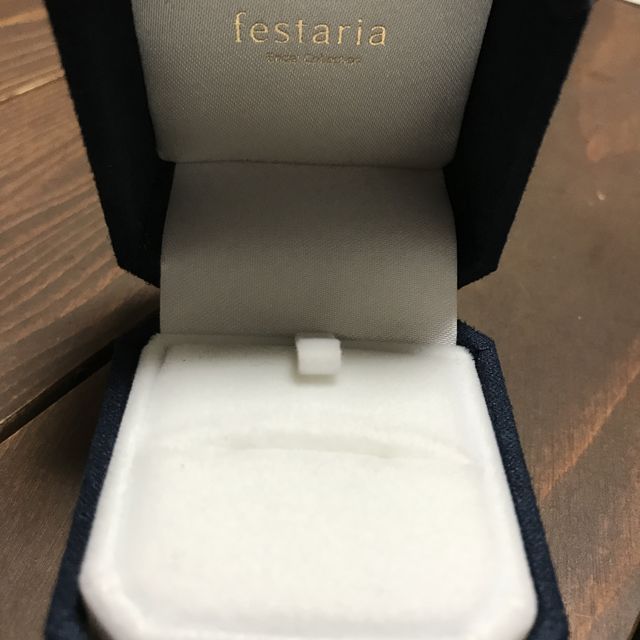 【festaria bijou SOPHIA(フェスタリア ビジュソフィア)の口コミ】 指輪のデザインはプラチナ素材で、シンプルなダイヤモンドがグルリと散り…