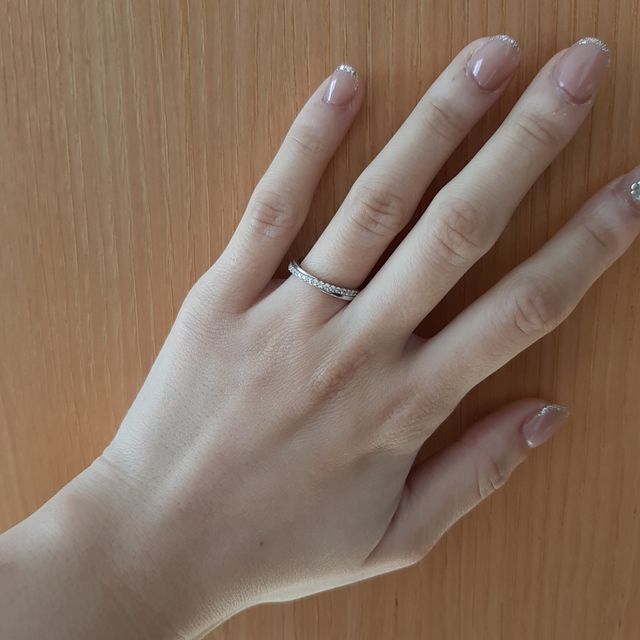 【4℃ BRIDAL(ヨンドシーブライダル)の口コミ】 クロスラインになっており、指が細く見えます。
ダイヤの数も多く、どの角…