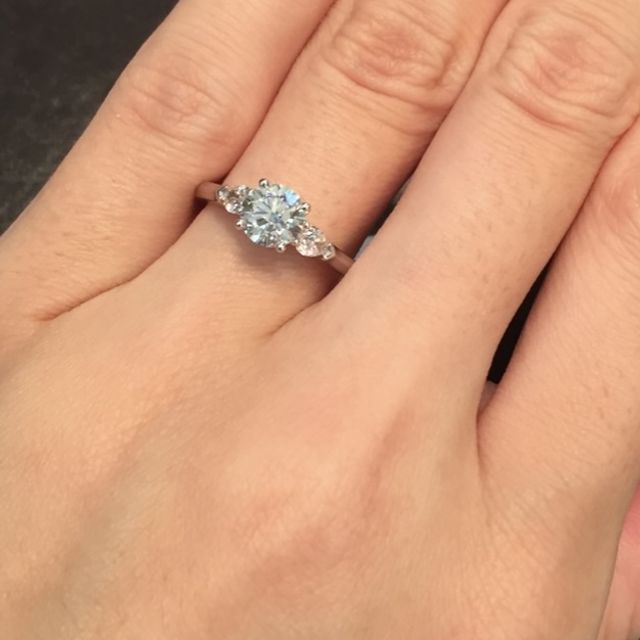 【グラフ(GRAFF)の口コミ】 センターストーンの横にペアシェイプのサイドストーンがついているデザイ…