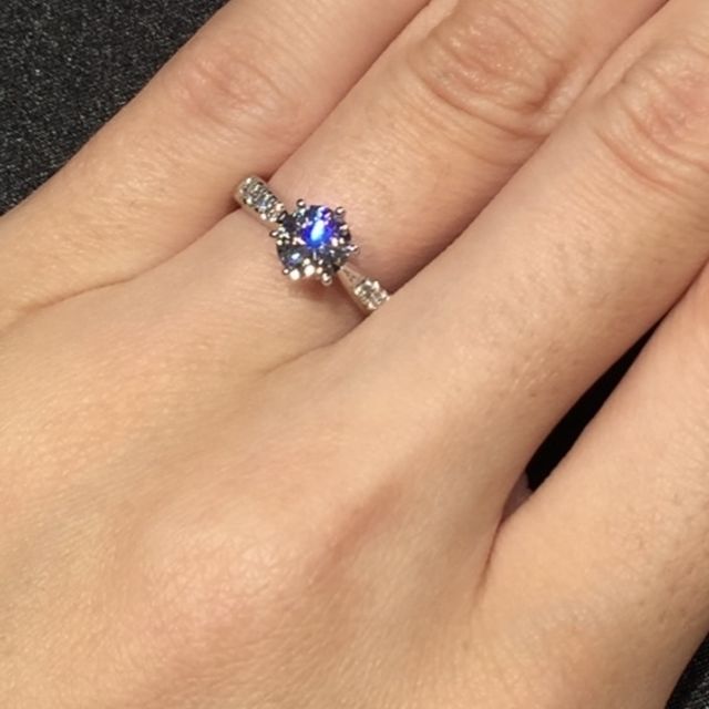 【TASAKI(タサキ)の口コミ】 センターストーンに向かってサイドが細くなっているのでセンターストーン…