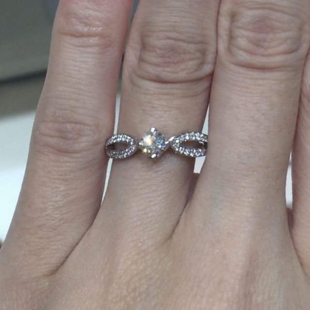 【ブシュロン(BOUCHERON)の口コミ】 元々はピヴォワンヌ（芍薬モチーフ）の試着をしに伺いましたが、こちらも…