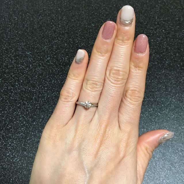 【エクセルコダイヤモンド(EXELCO DIAMOND)の口コミ】 センターダイヤモンドが浮いているようなデザインで、キレイなダイヤモン…