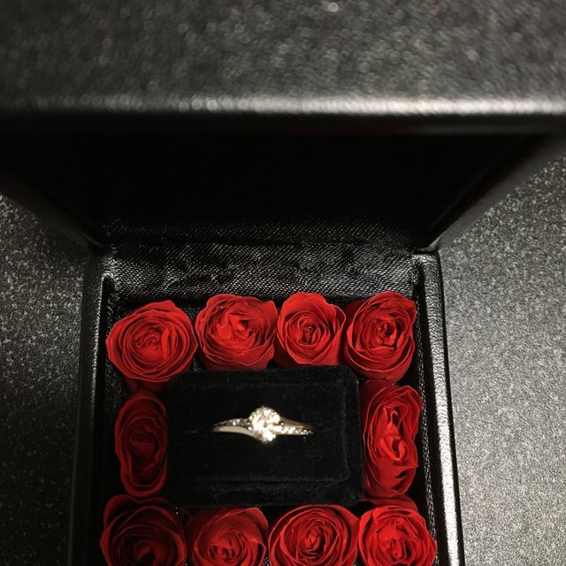 【エクセルコダイヤモンド(EXELCO DIAMOND)の口コミ】 センターダイヤモンドが浮いているようなデザインで、キレイなダイヤモン…