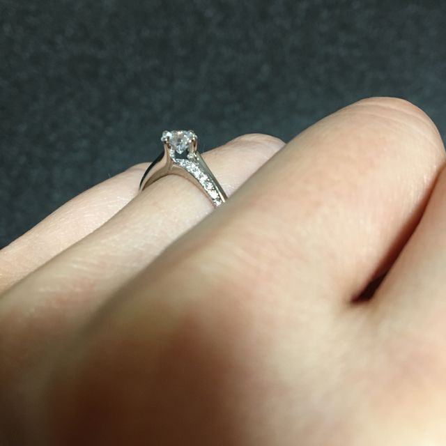 【エクセルコダイヤモンド(EXELCO DIAMOND)の口コミ】 センターダイヤモンドが浮いているようなデザインで、キレイなダイヤモン…