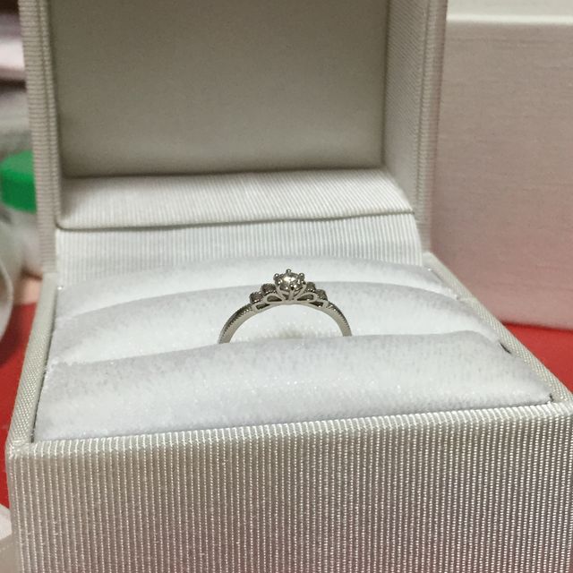 【ジル スチュアート(JILLSTUART)の口コミ】 指輪の上から見ても、横から見ても、立体的なリボンの形をしているところ…