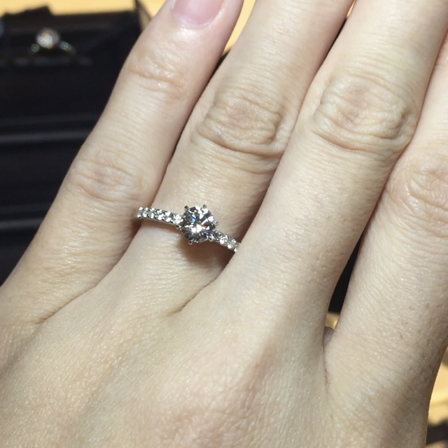 【ROYAL ASSCHER(ロイヤル・アッシャー)の口コミ】 王道のセンターストーンにサイドがパヴェタイプのデザインです。ヨーロッ…