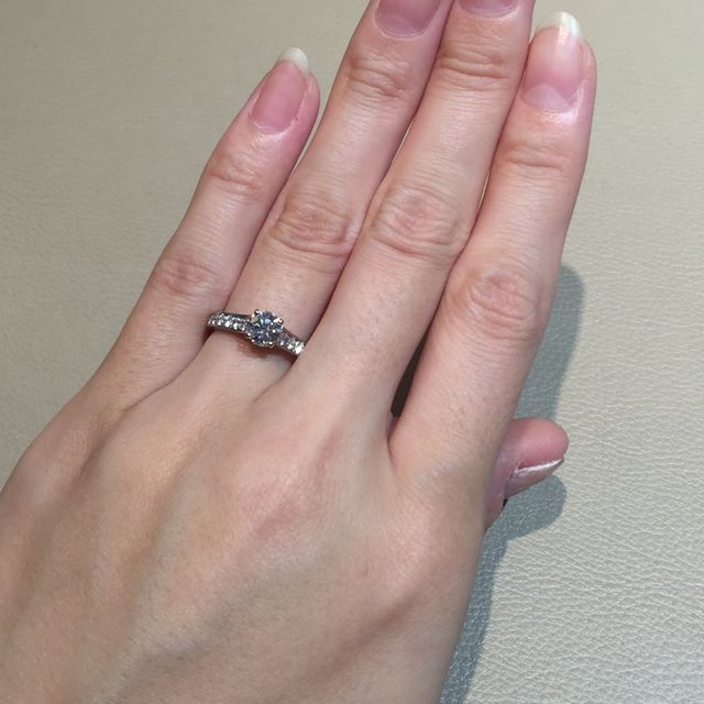 【カルティエ(Cartier)の口コミ】 ソリテールでサイドがパヴェになっているデザインです。個人的な好みとし…
