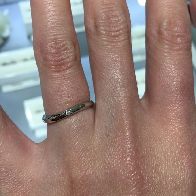 【4℃ BRIDAL(ヨンドシーブライダル)の口コミ】 一石のダイヤモンドが付いたシンプルタイプですが、ダイヤモンドの大きさ…