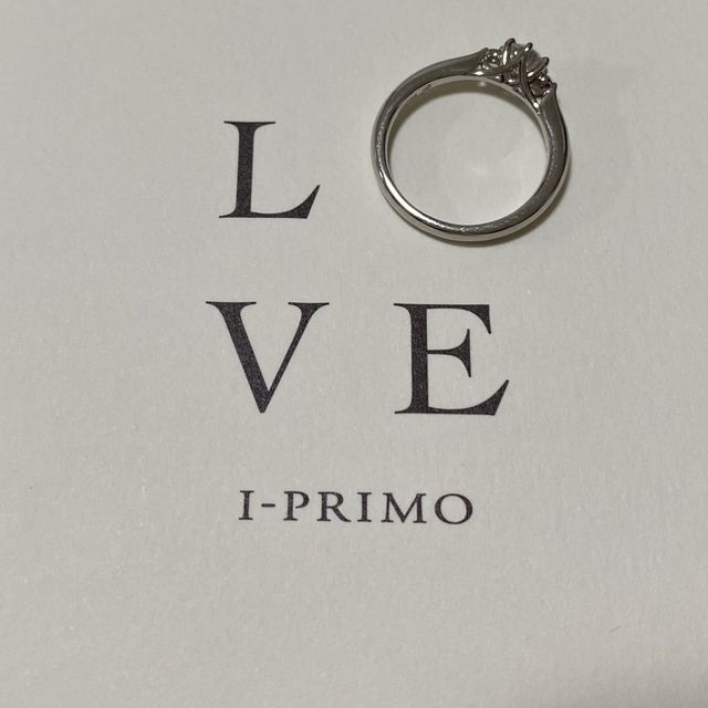 【アイプリモ(I-PRIMO)の口コミ】 どの方向から見ても美しく、指の長さが綺麗に見えるリングを選びました。…