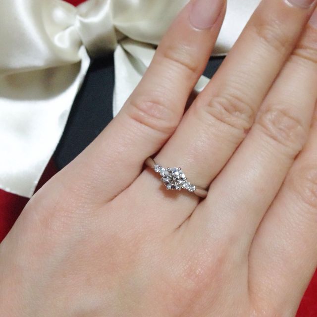 【エクセルコダイヤモンド(EXELCO DIAMOND)の口コミ】 横から見ても可愛い物を探していました。
可愛過ぎても年をとった時恥ずか…