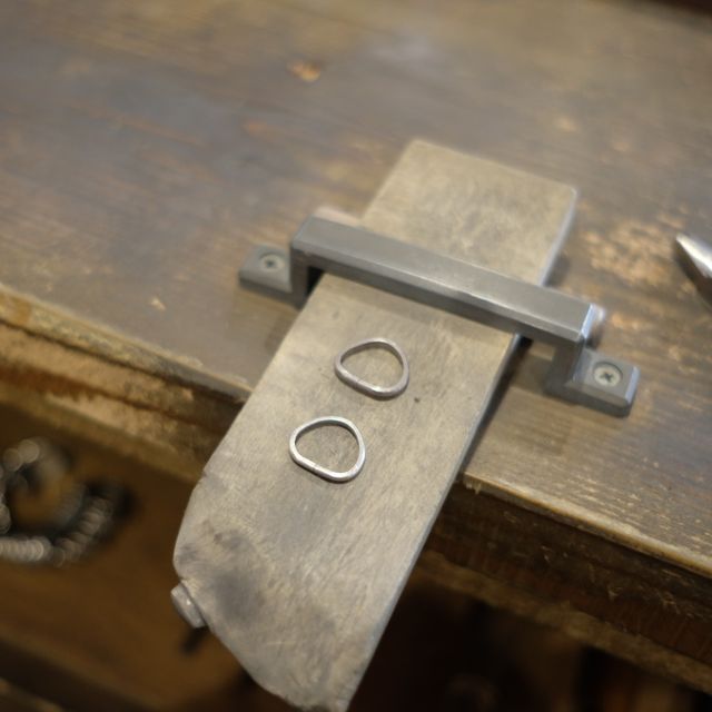 【鎌倉彫金工房の口コミ】 店内にたくさん見本が用意されていて、私はその中で長くつけられるシンプ…