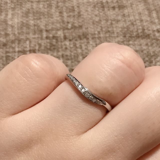 【Mariage ent(マリアージュエント)の口コミ】 私は指が太く短いことがコンプレックスで、V字やS字ラインの指輪を検討し…