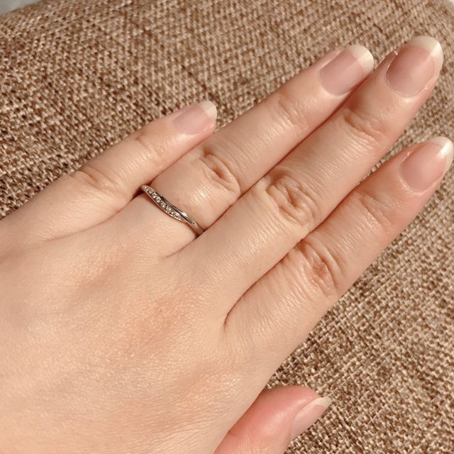 【Mariage ent(マリアージュエント)の口コミ】 私は指が太く短いことがコンプレックスで、V字やS字ラインの指輪を検討し…