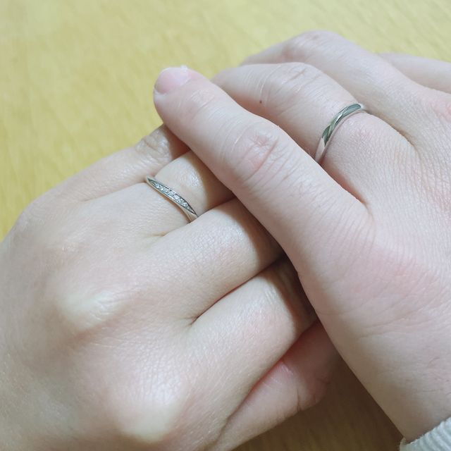 【4℃ BRIDAL(ヨンドシーブライダル)の口コミ】 〈デザイン〉波型になので色んな角度からみて輝きがありとても綺麗です。
…