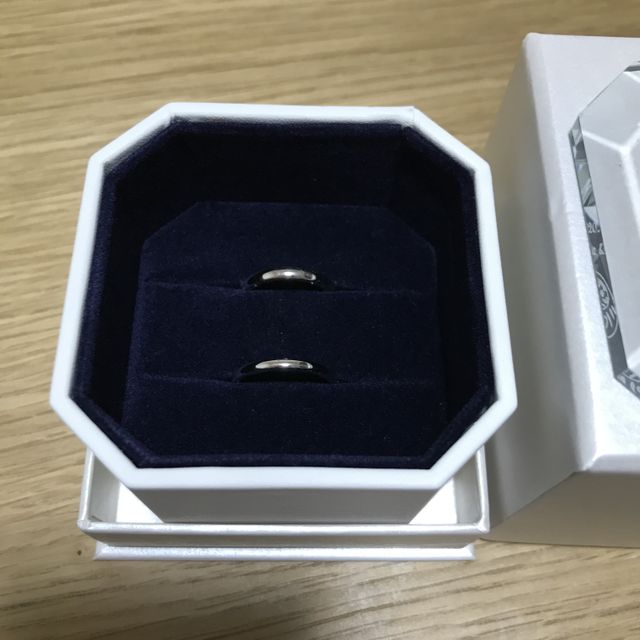 【4℃ BRIDAL(ヨンドシーブライダル)の口コミ】 夫とお互いにシンプルなデザインがいいという意見だったので、装飾品が付…