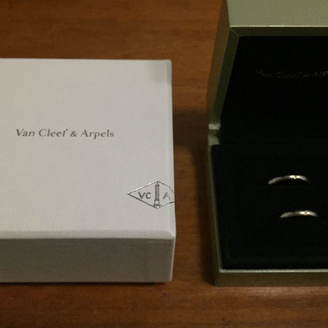 【ヴァン クリーフ＆アーペル(Van Cleef & Arpels)の口コミ】 ・エンゲージリングと重ね付けしやすいようにシンプルなデザインを選択。…