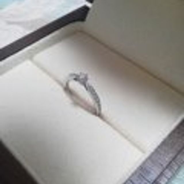 【Ponte Vecchio(ポンテヴェキオ)の口コミ】 細かいダイヤがリング上半分に並べられているのでパヴェリングのように見…