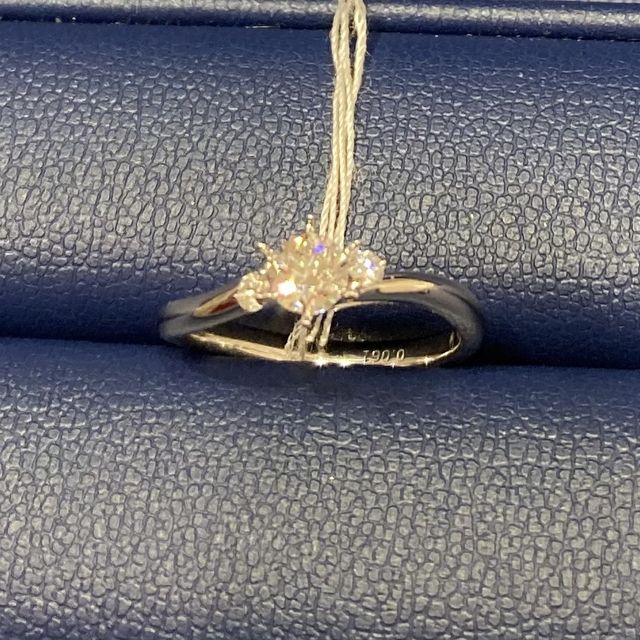 【銀座ダイヤモンドシライシの口コミ】 ダイヤモンドの輝きが他のものと段違いだったので、決め手になりました。
…