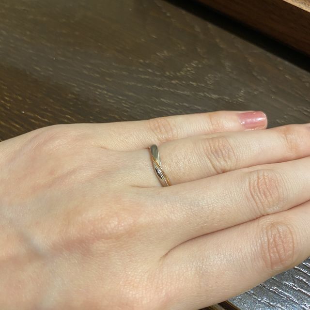 【TANZO.(鍛造指輪)の口コミ】 tanzoでは気に入ったベースを元にして
自分たちでデザインを描くことがで…