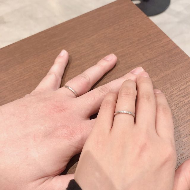 【銀座ダイヤモンドシライシの口コミ】 ダイヤモンドが散りばめられたデザインと細身のリングが新婦に良く似合い…