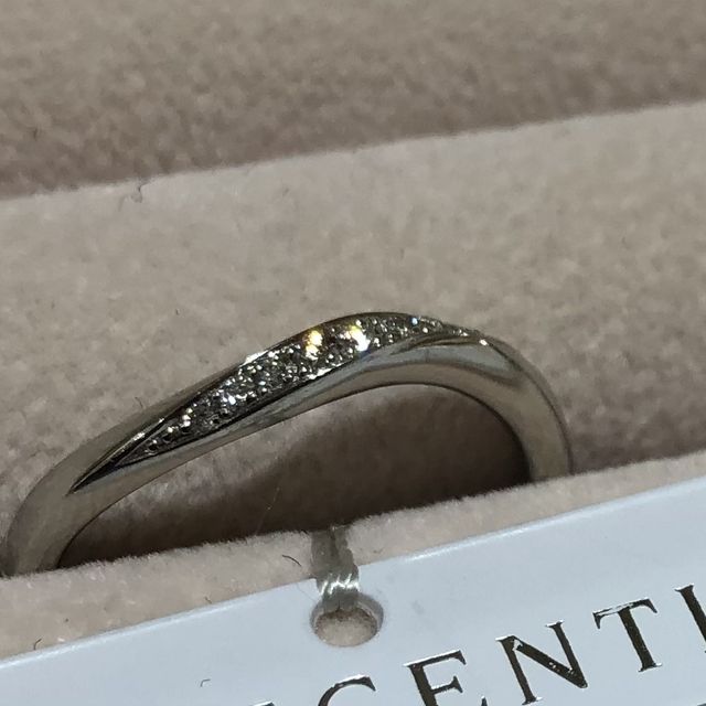 【TRECENTI(トレセンテ)の口コミ】 ウェーブタイプにしぼって指輪選びをしていました。ウェーブタイプの指輪…