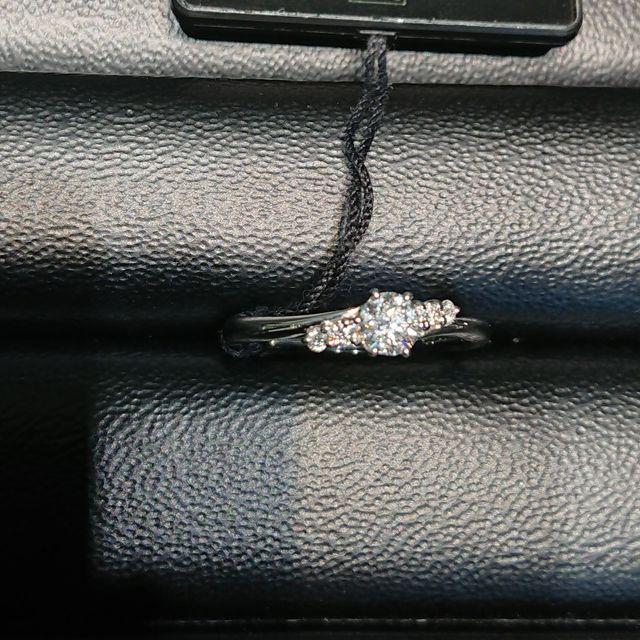 【ラザール ダイヤモンド(LAZARE DIAMOND)の口コミ】 両サイドにある2石のダイヤがメインのダイヤを引き立たせ、近くから見ても…