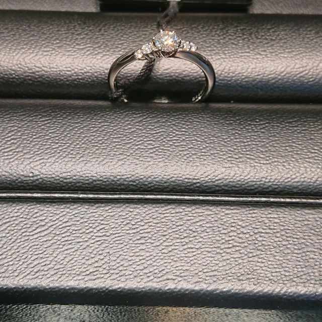 【ラザール ダイヤモンド(LAZARE DIAMOND)の口コミ】 両サイドにある2石のダイヤがメインのダイヤを引き立たせ、近くから見ても…