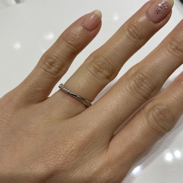 【4℃ BRIDAL(ヨンドシーブライダル)の口コミ】 つけ心地はとてもよく、様々な婚約指輪と重ね付けもできるデザインなので…