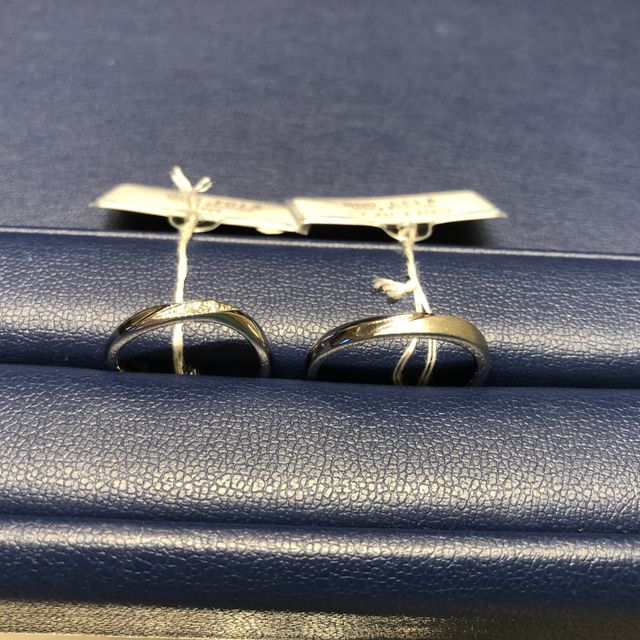 【銀座ダイヤモンドシライシの口コミ】 ウェーブ具合が良かったです。女性用はダイヤが斜めに入っていて、その輝…